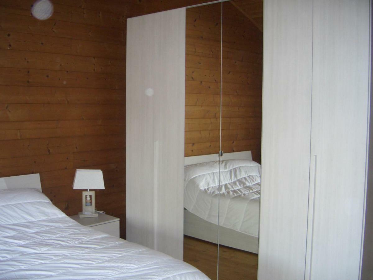 Chalet L Oasi Di Ambra 8 Posti Letto Con Uso Piscina 아르데아 외부 사진